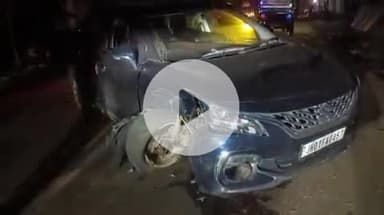 गुमला: जशपुर रोड पर बसंत गैरेज के पास आपस में टकराने से दो कार हुईं क्षतिग्रस्त