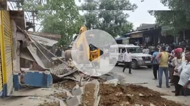 निवाई: क्षेत्र के गांव झिलाय बस स्टैंड पर प्रशासन ने अस्थाई अतिक्रमणों को ध्वस्त किया