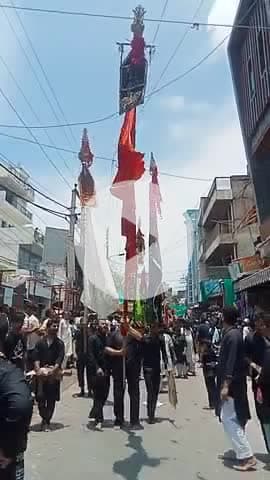 हैदर अली एक्टर मोहर्रम मे मौला अब्बास अस का अलम ले जाते हुए