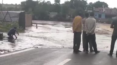 बटियागढ़: बटियागढ़ में जुड़ी नदी उफान पर, पुल जलमग्न, सुरक्षा के लिए पुलिस तैनात