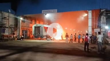 अजमेर: जॉन्स गंज स्थित रेलवे के कैरेज कारखाने में ट्रेन के एक एसी कोच में लगी भीषण आग, कर्मचारियों ने समय रहते आग बुझाई