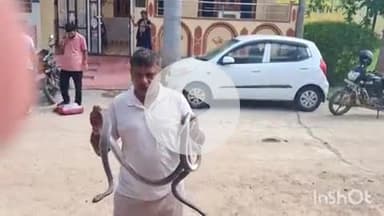 बारां: कोटा रोड स्थित रिद्धि सिद्धि कॉलोनी सिविल लाइन से स्नेक कैचर जसवंत चौधरी ने दो विशाल सर्पों को पकड़ा