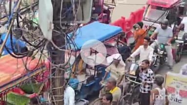 मुंगेर: चौक बाजार में ई-रिक्शा और मोटरसाइकिल की टक्कर, लोगों ने ई-रिक्शा चालक को फटकारा