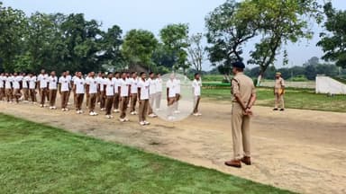 रामपुर: पुलिस लाइन में अपर पुलिस अधीक्षक अतुल श्रीवास्तव ने मासिक परेड की ली सलामी व परेड का किया निरीक्षण