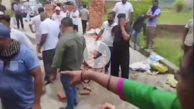 अमरोहा: अमरोहा में दबंगों का कहर, आरजू कॉलोनी में रास्ता रोकने पर महिला के बेटे से मारपीट, बेटी का पैर तोड़ा, लाइव वीडियो वायरल