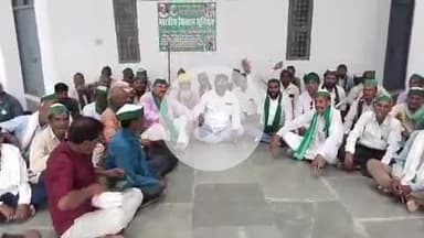 औरैया: किसान यूनियन के पदाधिकारियों ने विकास भवन में दिया धरना, कहा- किसानों की समस्याओं को सुनने वाला नहीं कोई, लगाए नारे