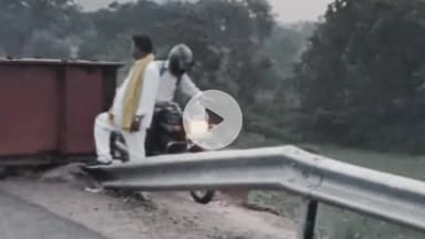 CHANDIL : चाण्डिल बाईपास सड़क पर लगी  बैरिकेटिंग से राहगीरों की बढ़ी मुश्किलें, दुर्घटना की आशंका #chandilnews #NH18