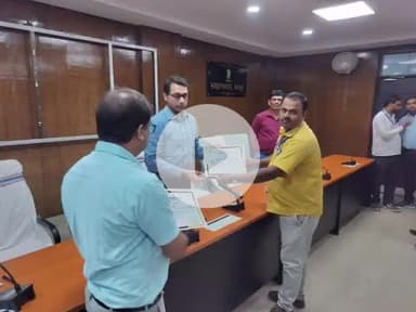 उदवंत नगर: प्रखंड निर्वाचन कार्यालय में बेहतर कार्य करने वाले बीएलओ को बीडीओ ने मिठाई खिलाकर बढ़ाया हौसला