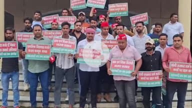 अमरोहा: सपाइयों ने कलेक्ट्रेट में किया प्रदर्शन, सरकारी स्कूलों को बंद करने का जताया विरोध