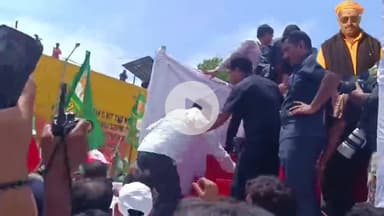 पप्पू यादव को राहुल और तेजस्वी के साथ ट्रक पर नहीं चढ़ने दिया गया, धक्के मारकर पीछे कर दिया गया.
#follow