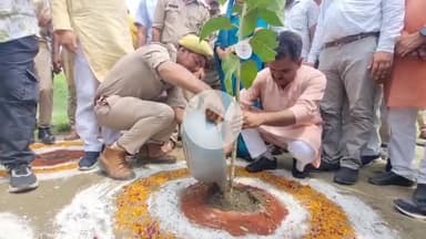 कन्नौज: गुगरापुर कटरी इलाके में 'एक पेड़ मां के नाम' अभियान के तहत मंत्री असीम अरुण ने किया वृक्षारोपण