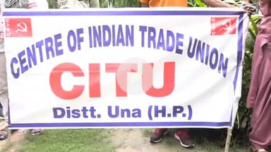 ऊना: ऊना में सीटू से जुड़ी यूनियनों ने किया रोष प्रदर्शन, केंद्र और प्रदेश सरकार के खिलाफ निकाली रैली और की नारेबाजी