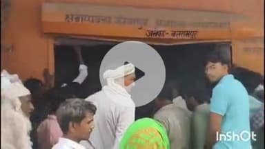 तुलसीपुर: किसानों ने त्रिपक्ष सहकारी समिति महराज गंज तराई पर यूरिया खाद देने में पक्षपात करने का विक्रेता पर लगाया आरोप