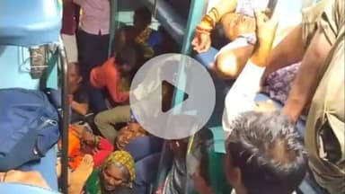 झांसी: झांसी स्टेशन से ट्रेन में यात्रा करने वाले यात्री हो रहे परेशान, बोले- टॉयलेट तक नहीं पहुंच पा रहे, मरीज की हालत बिगड़ी