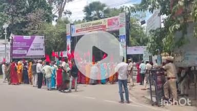 कहरा: सीपीआई नेताओं ने मतदाता सूची पुनरीक्षण सहित कई मुद्दों पर समाहरणालय के सामने किया प्रदर्शन