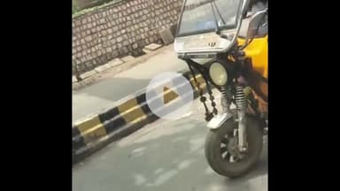झांसी: पंचकुइया रोड पर ई-रिक्शा चालक की स्टंटबाजी का वीडियो हुआ वायरल