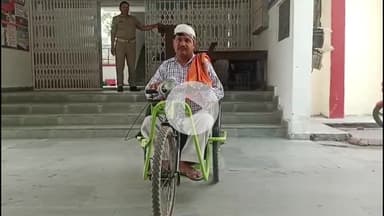 मथुरा: माथुर में नामजदों ने दिव्यांग से की मारपीट, ट्राई साइकिल से पीड़ित पहुंचा SSP ऑफिस