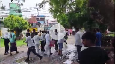 मंझनपुर: मंझनपुर ब्लाक परिसर में तलाक को लेकर बवाल, लड़की पक्ष ने लड़के वालों पर बरसाईं लाठियां और बेल्ट, मारपीट का वीडियो वायरल