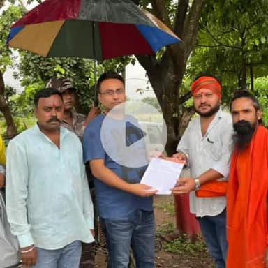 चांडिल: चांडिल अनुमंडल क्षेत्र में सड़क के गड्ढों की मरम्मत और सड़क पर खड़े वाहनों पर कार्रवाई के लिए एसडीएम को ज्ञापन सौंपा