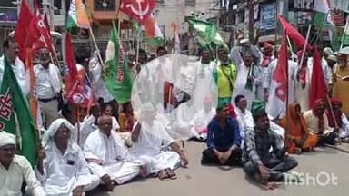 भभुआ: इंडिया गठबंधन ने भभुआ एकता चौक पर बिहार बंद के समर्थन में किया चक्का जाम