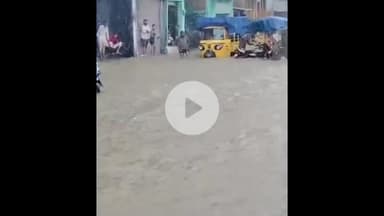 मऊरानीपुर: पिछले 12 घंटे से मऊरानीपुर में हो रही बारिश के कारण सड़कों पर हुआ जलभराव, लोगों का जन जीवन हुआ प्रभावित