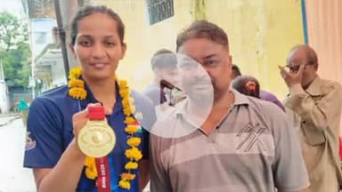 झांसी: वर्ल्ड पुलिस गेम्स में बॉक्सिंग में स्वर्ण पदक जीतकर पहली बार झांसी पहुंची इमरोज खान का रेलवे स्टेशन पर हुआ स्वागत