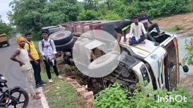 अधौरा: अधौरा में शहरवा टांड़ घाटी के पास गिट्टी लदा ट्रक पलटा, ड्राइवर बाल-बाल बचा