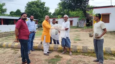 नवाबगंज: उधौली में वृक्ष मां के नाम के तहत प्रधानमंत्री आवास लाभार्थियों को दो-दो वृक्ष का वितरण किया गया