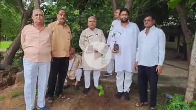 झांसी: बुंदेलखंड कॉलेज में एक वृक्ष मां के नाम कार्यक्रम के तहत लगाए गए वृक्ष