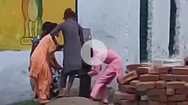 हसनपुर: गंगेश्वरी क्षेत्र के प्राथमिक विद्यालय में सरकारी हेड पंप पर बर्तन धोते छात्र-छात्राओं का वीडियो हुआ वायरल