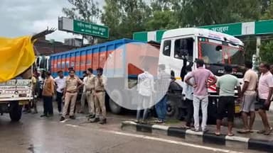 सिराथू: अझुवा में बाइक सवार को बचाने के चक्कर में डीसीएम ने लगाया इमरजेंसी ब्रेक, पीछे से आ रहा ट्राला भिड़ा