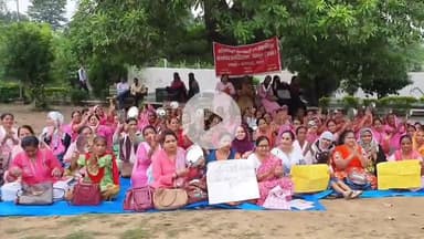रामपुर: डॉ भीमराव अंबेडकर पार्क में जिले की आंगनबाड़ी बहनों ने अपनी मांगों को लेकर ताली-थाली बजाकर किया प्रदर्शन