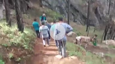 चिन्यालीसौड़: उलण-बजियाडा में सड़क ना होने के कारण डंडी-कंडी से बीमार बुजुर्ग महिला को पहुंचाया जा रहा अस्पताल