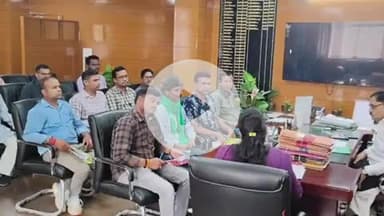 गुमला: डीडीसी ने मतदाता सूची पुनर्निक्षण के तहत राजनीतिक दलों के साथ समाहरणालय में की बैठक