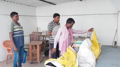 लोहरदगा: रेलवे फाटक के पास मिले अधेड़ के शव की हुई शिनाख्त, पुलिस ने शव परिजनों को सौंपा