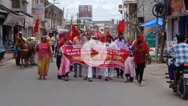 बेतिया: बेतिया में श्रम संहिताओं के खिलाफ हजारों का प्रदर्शन, जिला समाहरणालय का गेट घंटों जाम