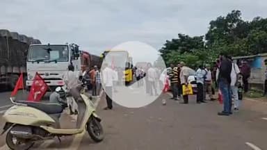 ବାଣପୁର: ରାସ୍ତା ରୋକ ଯୋଗୁଁ ଚଣ୍ଡେଶ୍ୱର ପର୍ଯ୍ୟନ୍ତ ଲମ୍ବି ରହିଲା ଗାଡି ମୋଟର, ଲୋକେ ହନ୍ତ ସନ୍ତ।