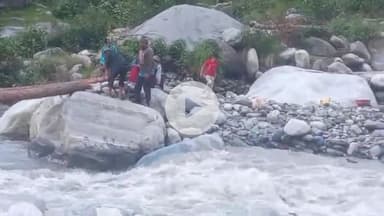 घाट: नंदानगर के लांखी गांव के चुफला गदेरे में ग्रामीणों ने बल्लियों के सहारे खुद अस्थाई पुल बनाकर शुरू की आवाजाही