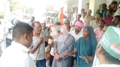 मऊरानीपुर :भटपुरा के माजरा फूलपुरा में सड़क की समस्या को लेकर आज तहसील परिसर में भटपुरा के लोगों ने धरना प्रदर्शन दिया