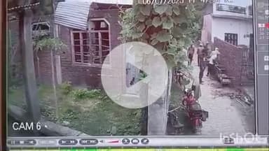 कुंडा: कुंडा के महमूदपुर गांव में पुलिसकर्मियों के सामने युवक की पिटाई, वारदात सीसीटीवी में कैद