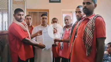 कोडरमा: राष्ट्रीय कुली मोर्चा के पदाधिकारियों ने लोकसभा में विपक्ष के नेता के नाम कोडरमा जिला कांग्रेस अध्यक्ष को ज्ञापन सौंपा