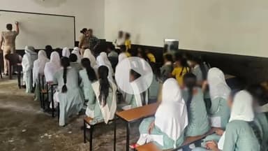 ठाकुरद्वारा: ठाकुरद्वारा पुलिस ने एसएसपी के आदेश पर मिशन सड़क सुरक्षा अभियान के तहत छात्र-छात्राओं को किया जागरूक