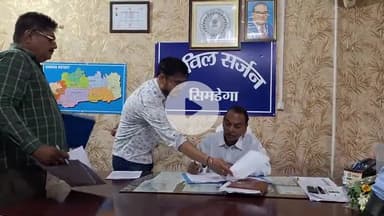 सिमडेगा: सिमडेगा के नव पदस्थापित सिविल सर्जन डॉ. सुंदर मोहन सामद ने कार्यालय में पदभार ग्रहण किया