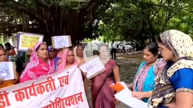 कन्नौज: कलेक्ट्रेट में आंगनवाड़ी कार्यकत्रियों ने किया विरोध प्रदर्शन