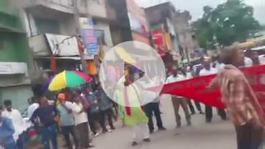 गुमला: विभिन्न संगठनों के भारत बंद का गुमला में दिखा असर, प्रदर्शनकारियों ने सड़क पर उतरकर किया प्रदर्शन