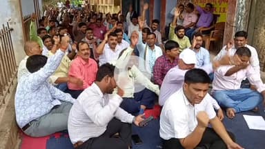 जौनपुर: कलेक्ट्रेट में बिजली कर्मचारियों ने निजीकरण के खिलाफ किया प्रदर्शन