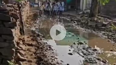 सांगोद: नालोदी गांव में विद्यार्थी, शिक्षक व ग्रामीण कीचड़ के रास्ते से निकलकर जाते हैं, समस्या का नहीं हुआ समाधान