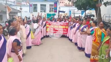 नवादा: नवादा के सदर अस्पताल में आशा कार्यकर्ताओं ने एक दिवसीय हड़ताल की, केंद्र और राज्य सरकार के खिलाफ नारेबाजी