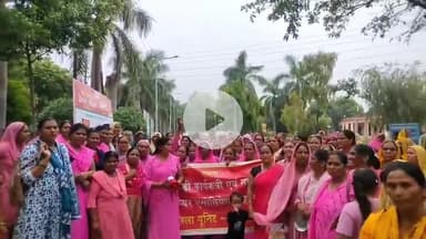 अमरोहा: आंगनवाड़ी महिला कर्मचारियों ने सरकार के खिलाफ खोला मोर्चा, थाली, कटोरी, चम्मच बजाते हुए पहुंची अमरोहा कलेक्ट्रेट परिसर