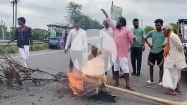 रहुई: महागठबंधन कार्यकर्ताओं ने रहुई प्रखंड में मतदाता पुनरीक्षण के विरोध में की सड़क जाम